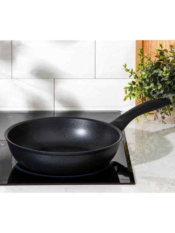 Сковорода «Традиция», d=24 см, пластиковая ручка, антипригарное покрытие, цвет чёрный