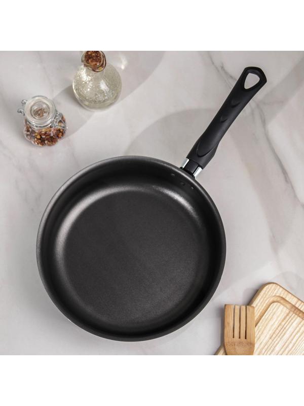 Сотейник Consul, 2,8 л, d=24 см, стеклянная крышка, пластиковая ручка, антипригарное покрытие, цвет чёрный