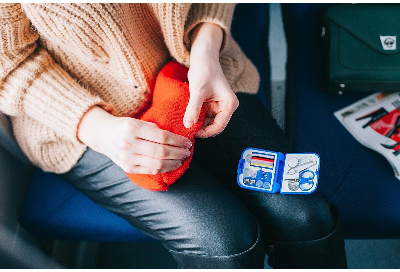 Швейный набор дорожный, 20 предметов, в складной пластиковой коробке, 7 × 6,5 × 2 см, цвет МИКС