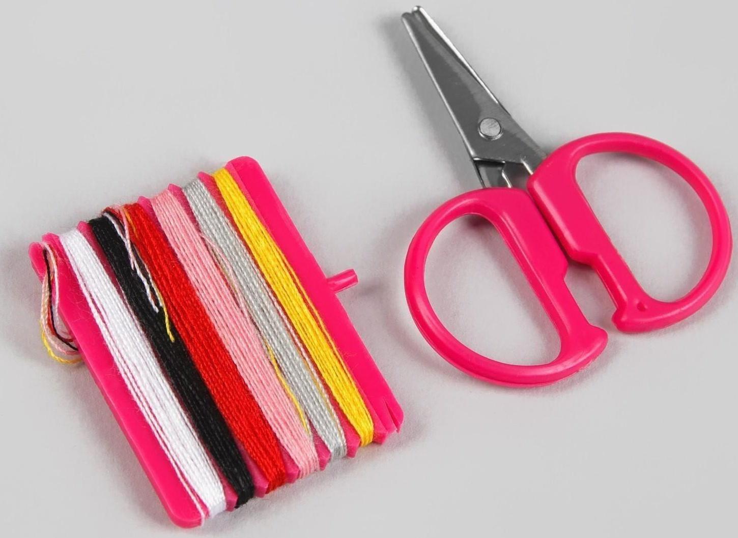 Швейный набор дорожный, 20 предметов, в складной пластиковой коробке, 7 × 6,5 × 2 см, цвет МИКС