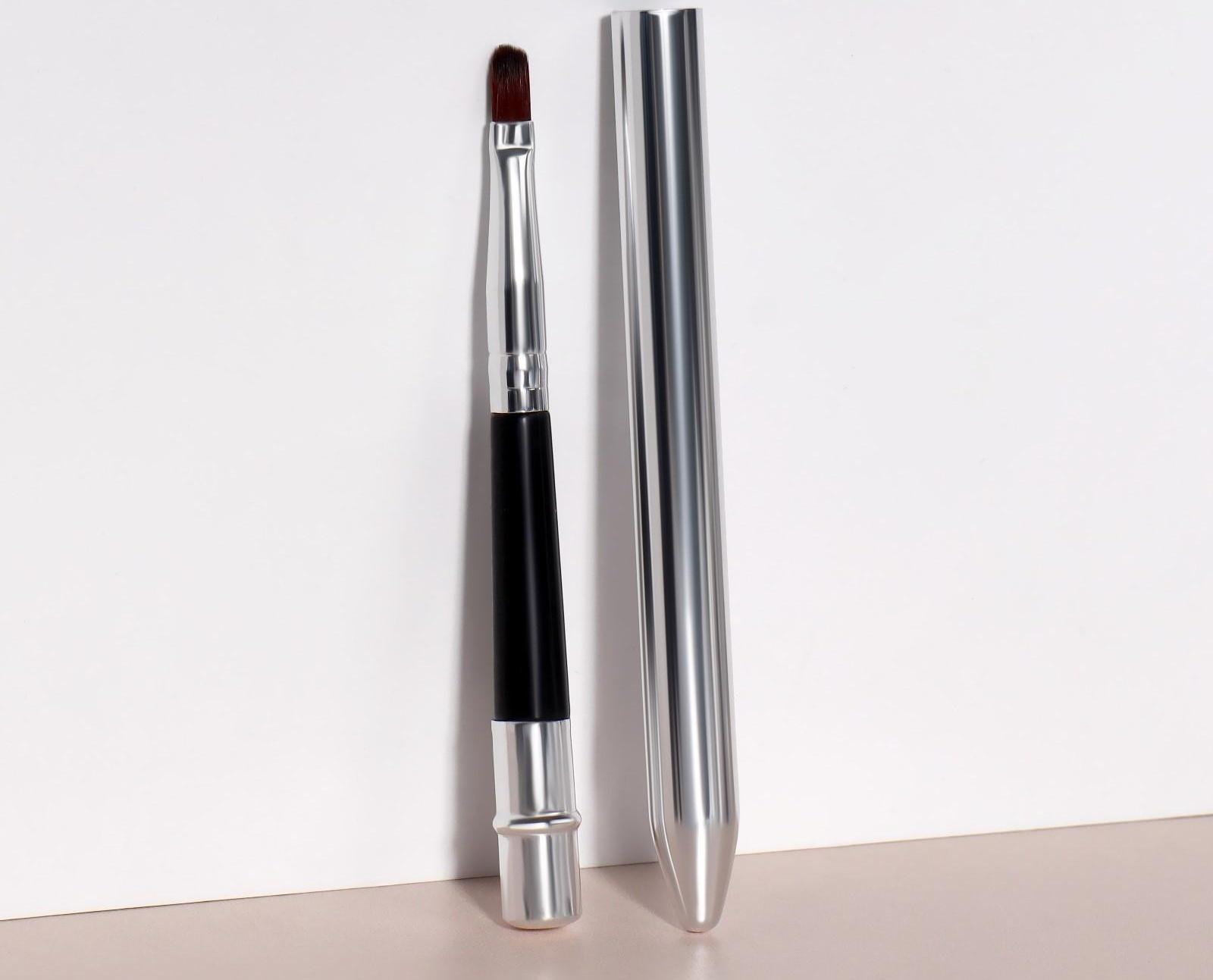 Кисть для макияжа, компактная, 17,5 см, цвет чёрный/серебристый