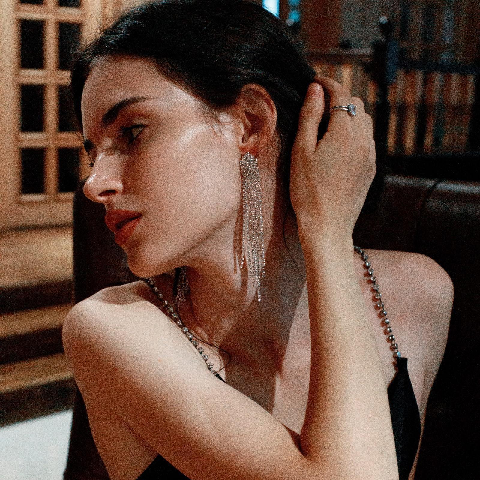 Серьги висячие со стразами 