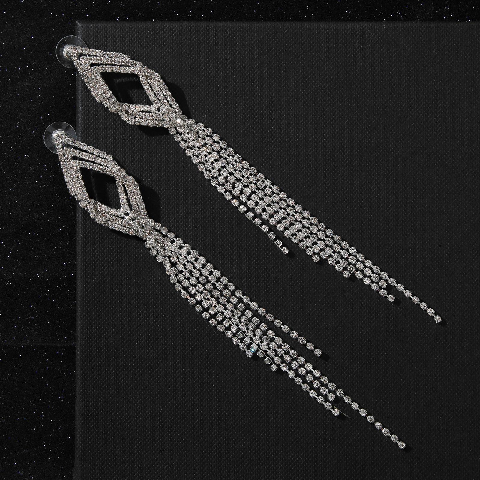 Серьги висячие со стразами 