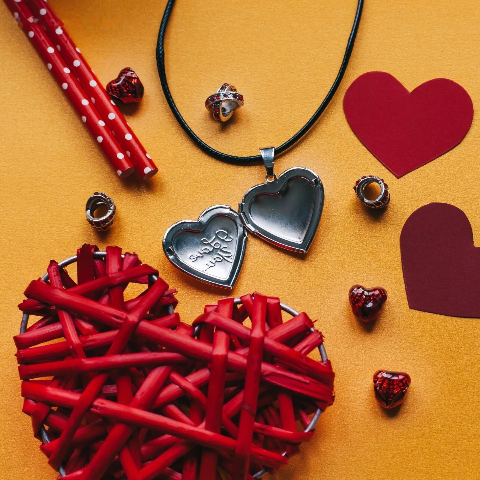 Кулон на шнурке 