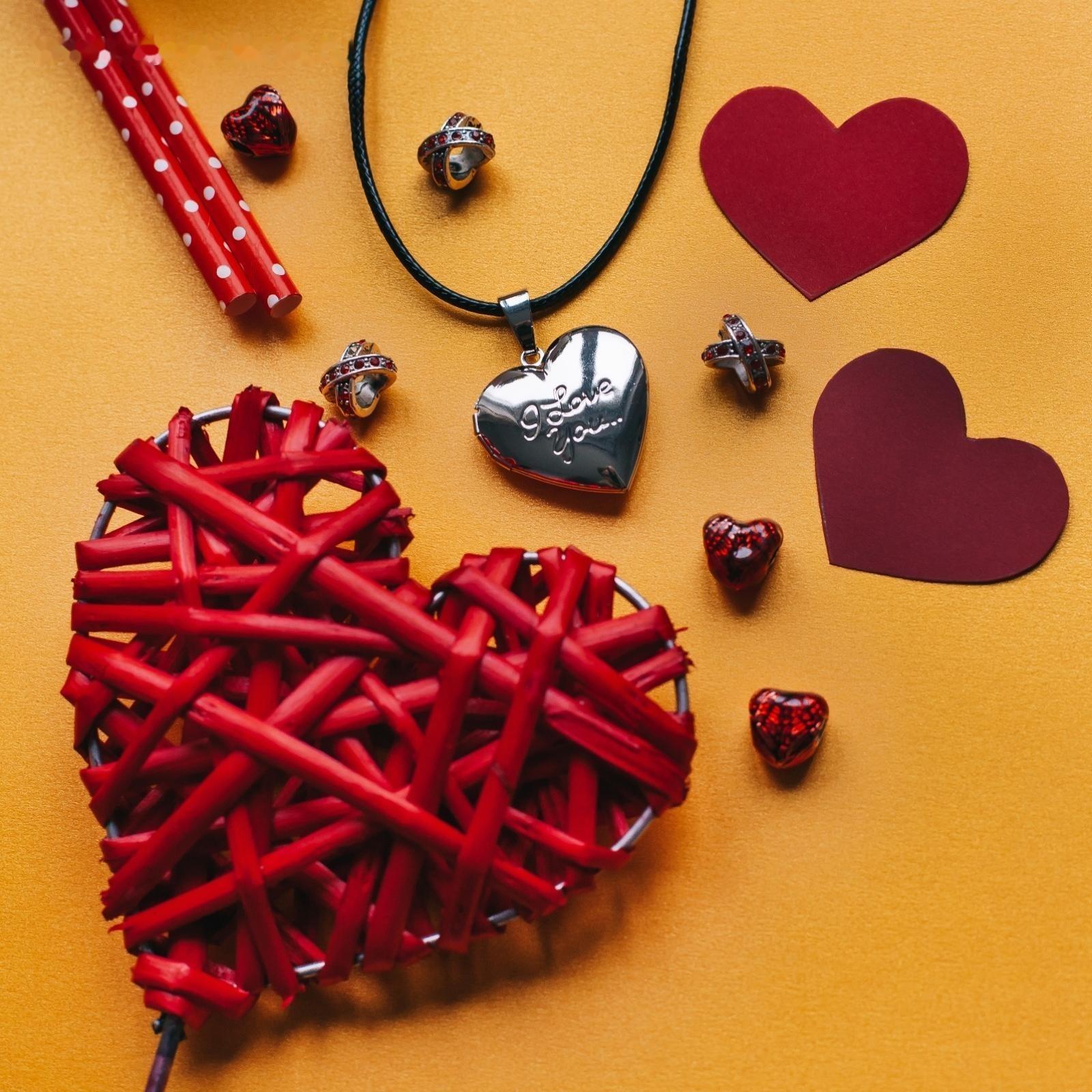 Кулон на шнурке 