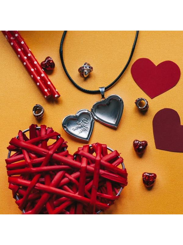 Кулон на шнурке 