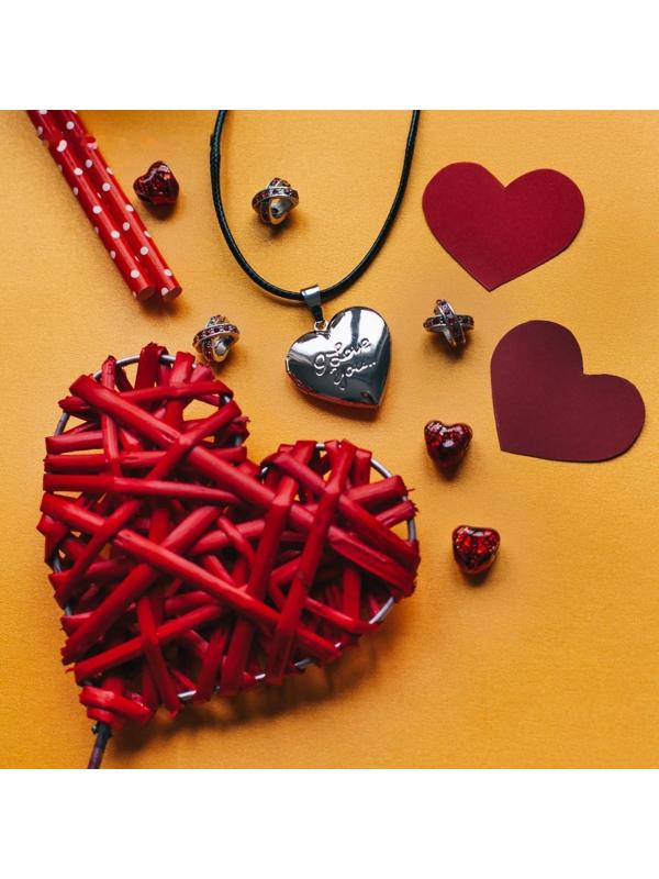 Кулон на шнурке 