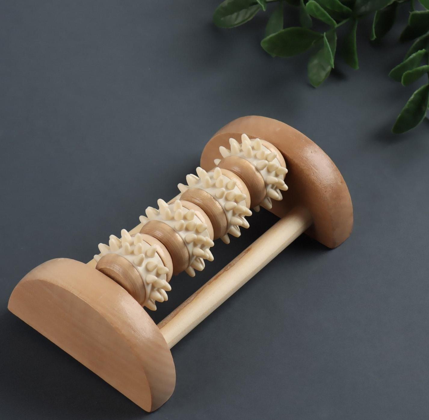 Массажёр «Ножное счастье», 14,5 × 8,5 × 5 см, деревянный, 4 колеса с шипами