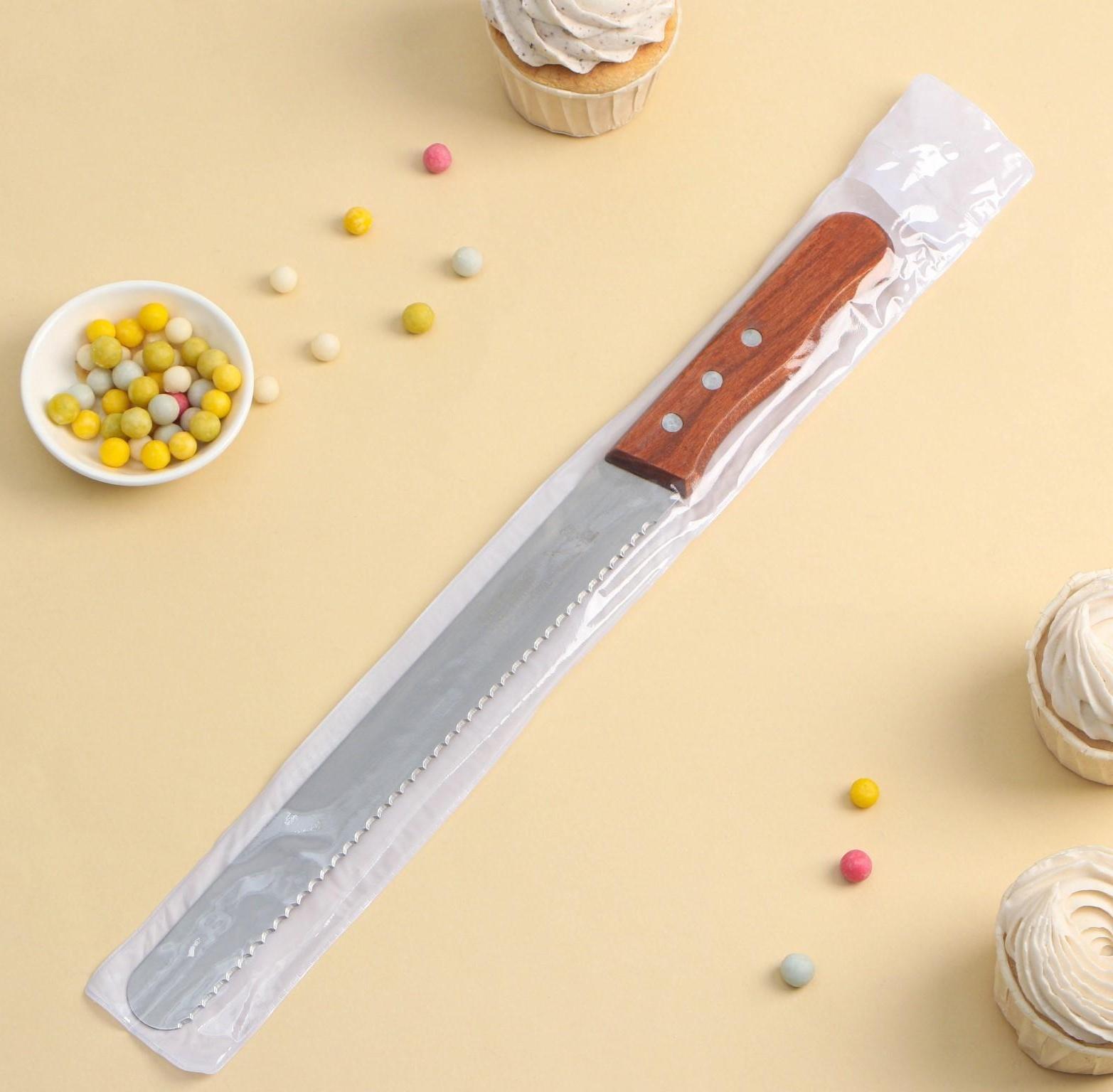 Нож для бисквита крупные зубцы, рабочая поверхность 25 см, деревянная ручка, толщина лезвия 1 мм