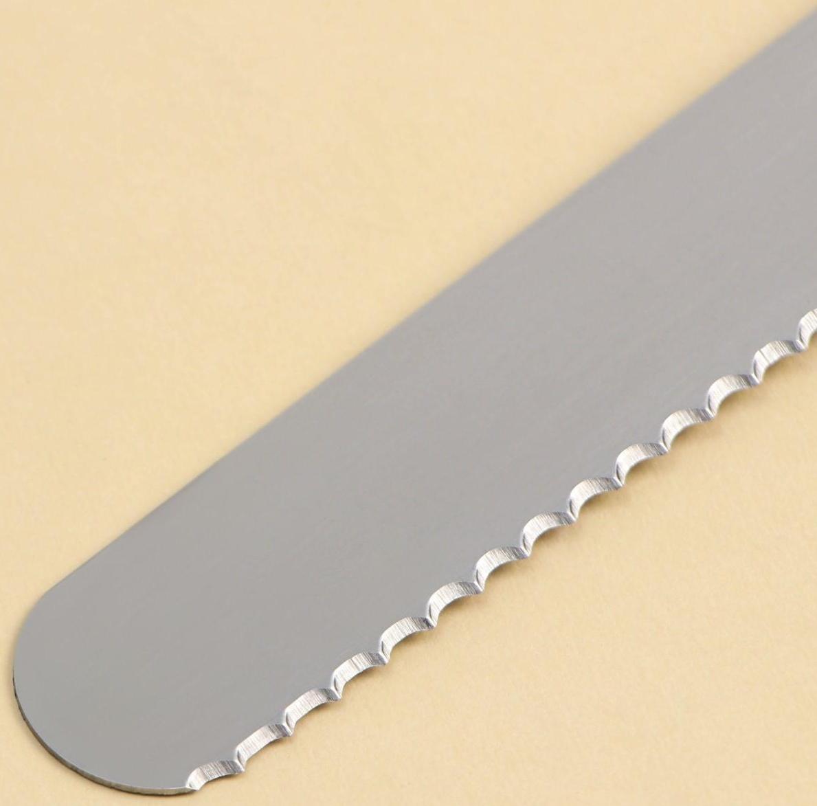 Нож для бисквита крупные зубцы, рабочая поверхность 25 см, деревянная ручка, толщина лезвия 1 мм