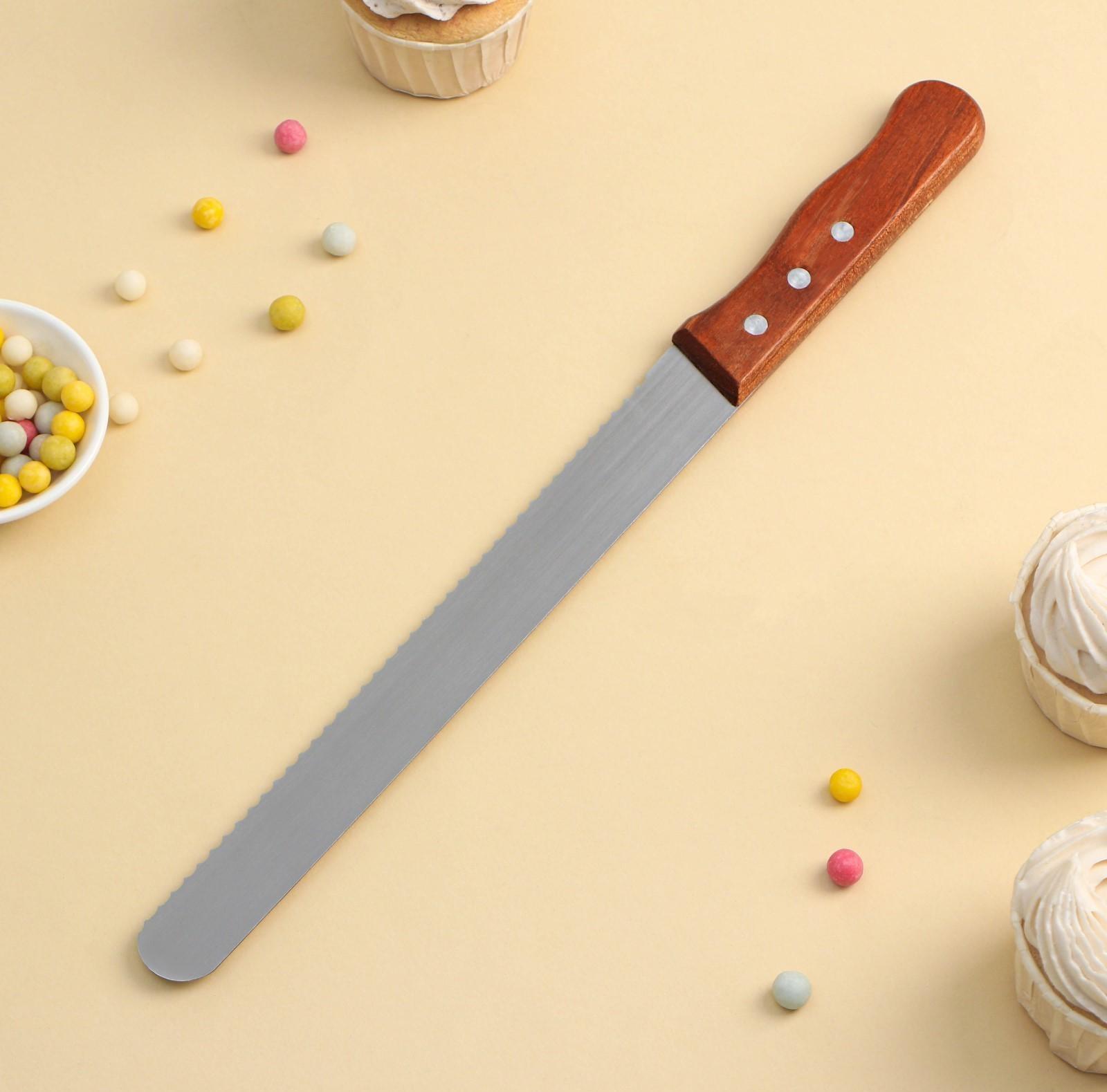 Нож для бисквита крупные зубцы, рабочая поверхность 25 см, деревянная ручка, толщина лезвия 1 мм