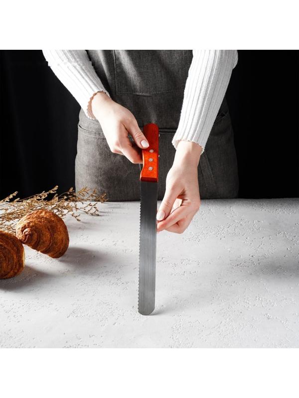 Нож для бисквита крупные зубцы, рабочая поверхность 25 см, деревянная ручка, толщина лезвия 1 мм