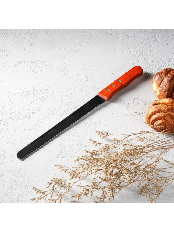 Нож для бисквита крупные зубцы, рабочая поверхность 25 см, деревянная ручка, толщина лезвия 1 мм