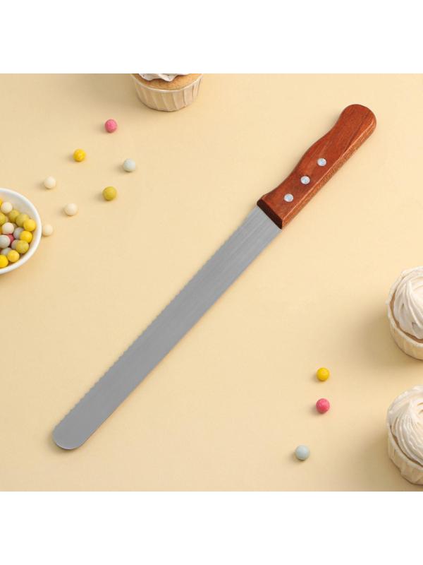 Нож для бисквита крупные зубцы, рабочая поверхность 25 см, деревянная ручка, толщина лезвия 1 мм