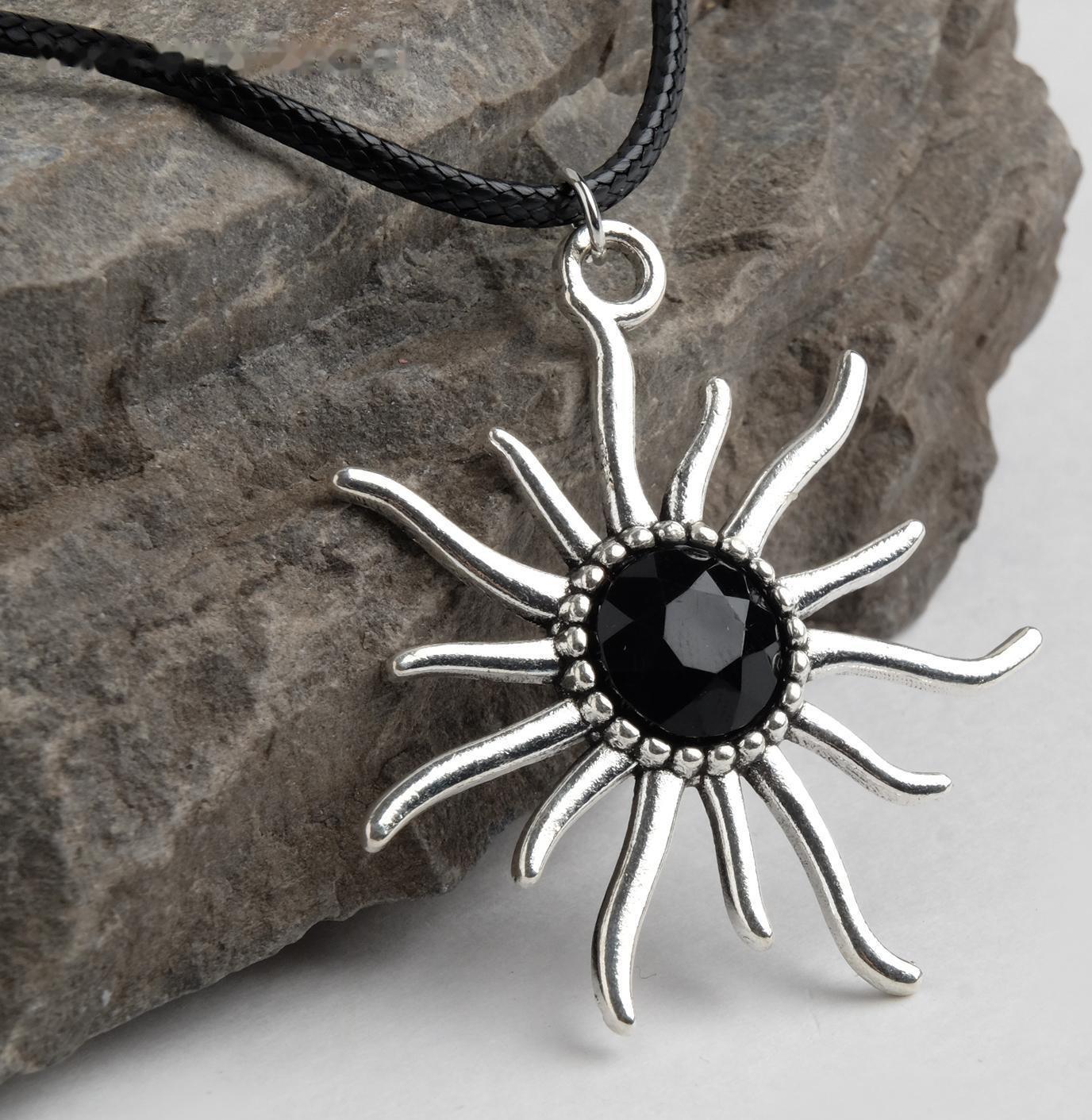 Кулон на шнурке 