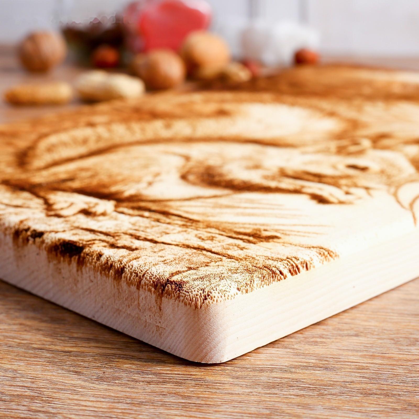 Доска из массива кедра «Белка с орешками», большая, прямоугольная, 23 × 35 см