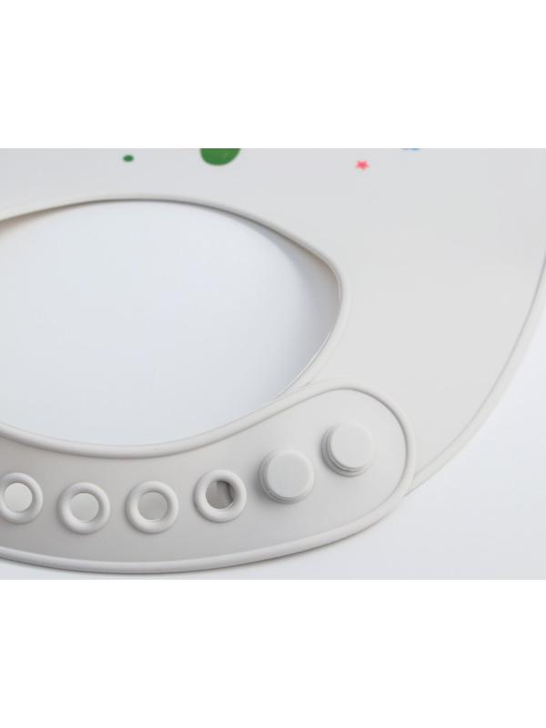 Нагрудник силиконовый, на кнопках, с карманом «Кит», цвет серый/белый