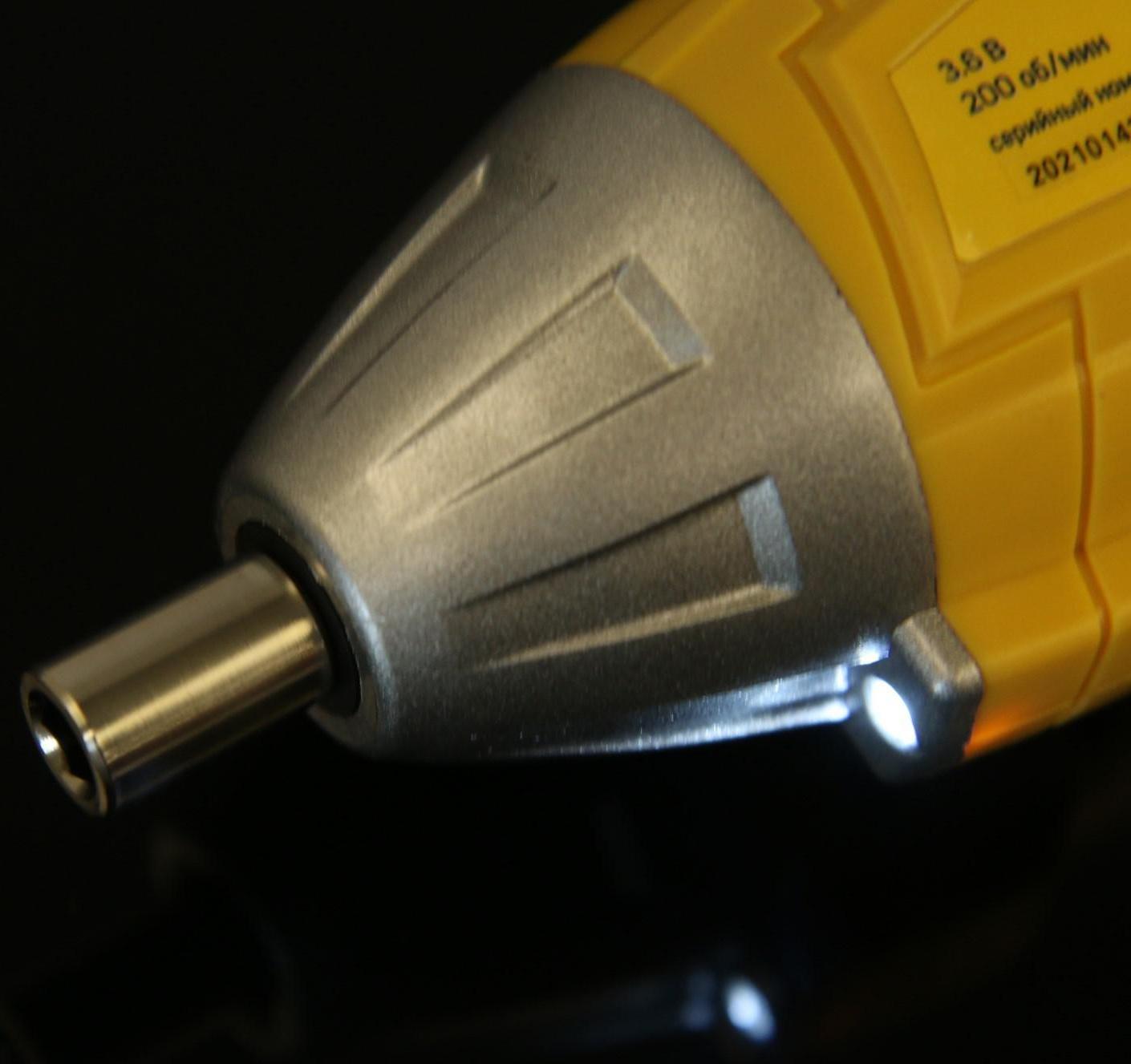 Отвертка ТУНДРА, двухпозиционная рукоятка, подсветка, Li-ion 1300 mAh, 200 об/мин, 3.5 Н*м