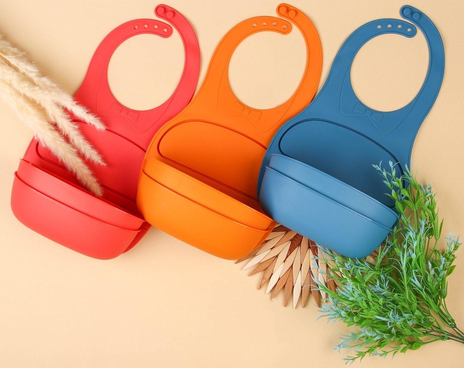 Нагрудник для кормления пластиковый с карманом-контейнером, цвет голубой