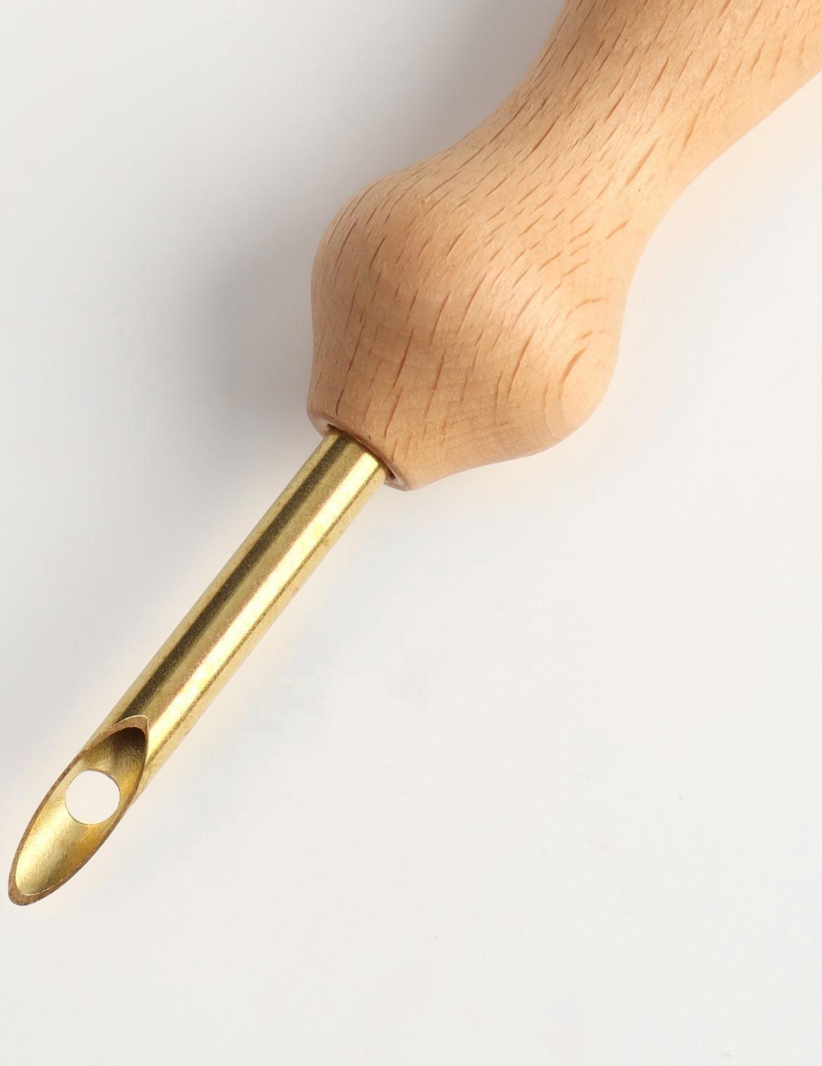 Игла для вышивания, для ковровой техники, d = 5 мм, с нитевдевателем, цвет золотой