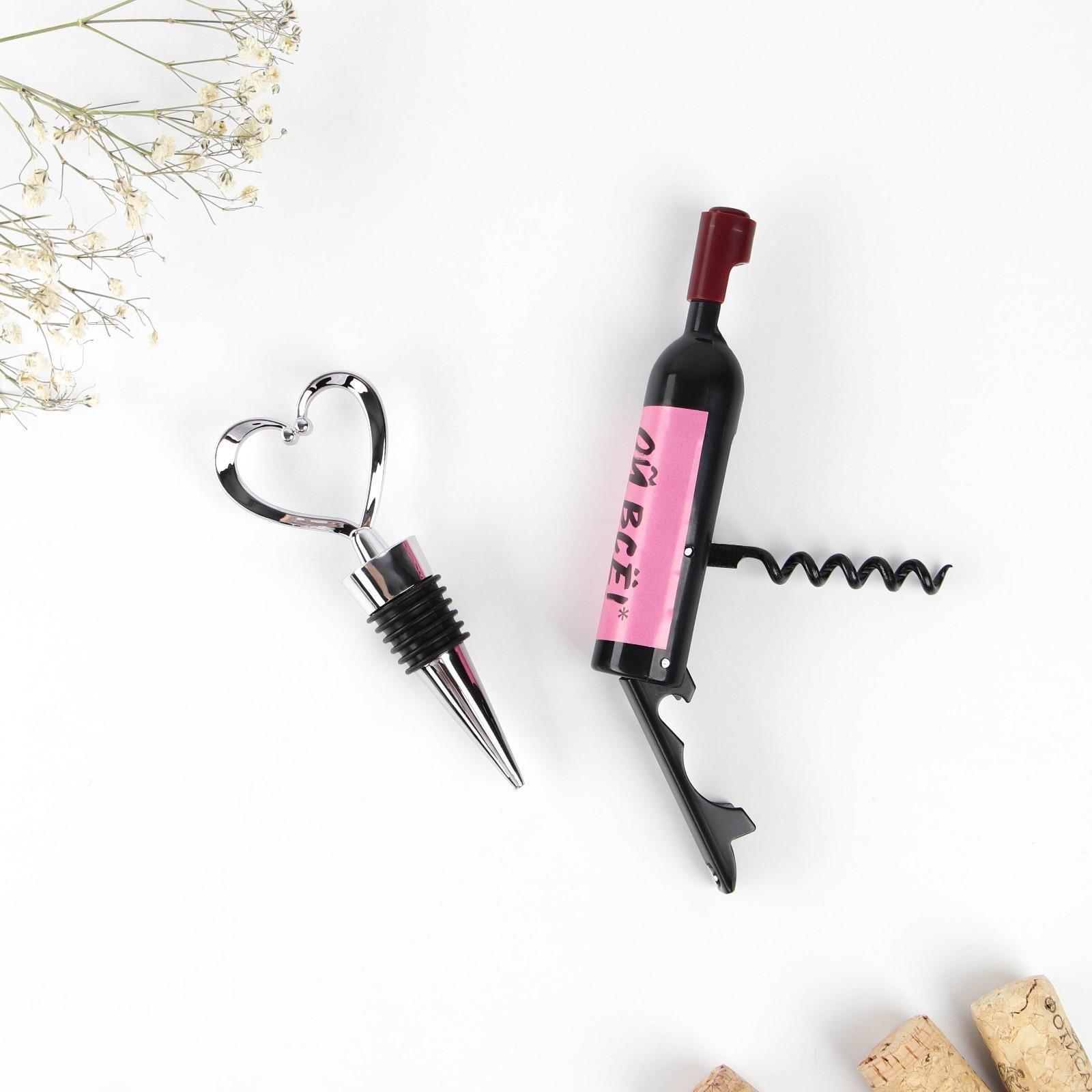 Штопор-бутылка и пробка на подложке 