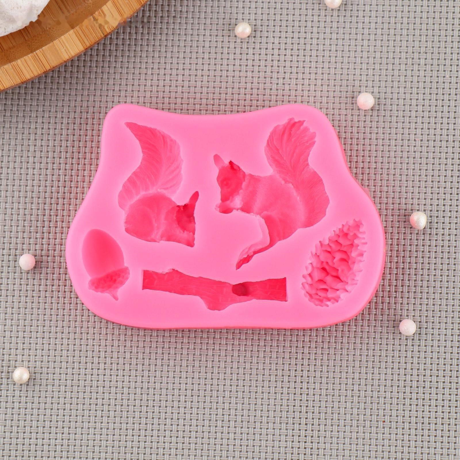 Силиконовый молд Доляна «Белочка и орешки», 10×7×1,5 см, цвет МИКС