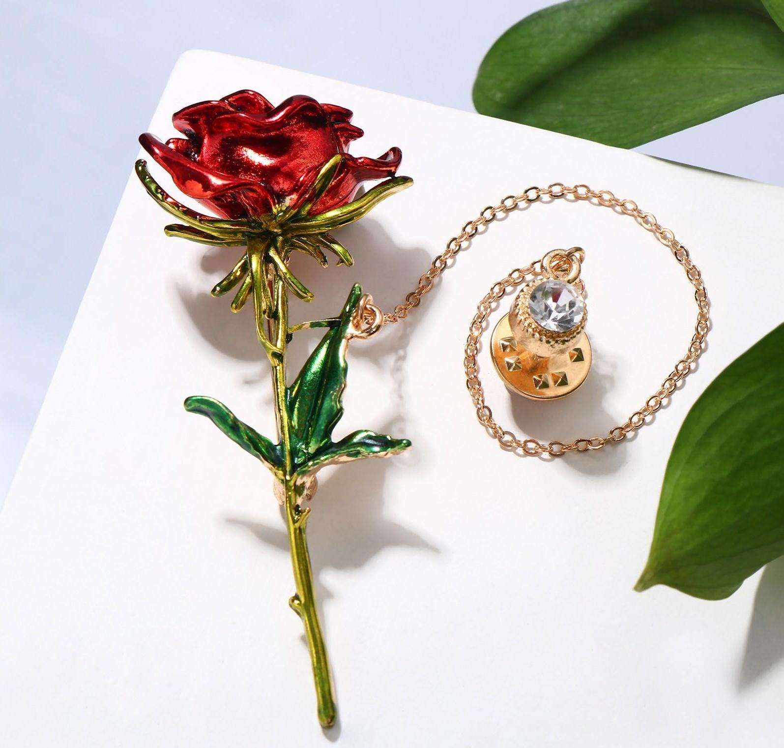 Брошь со значком на цепочке 