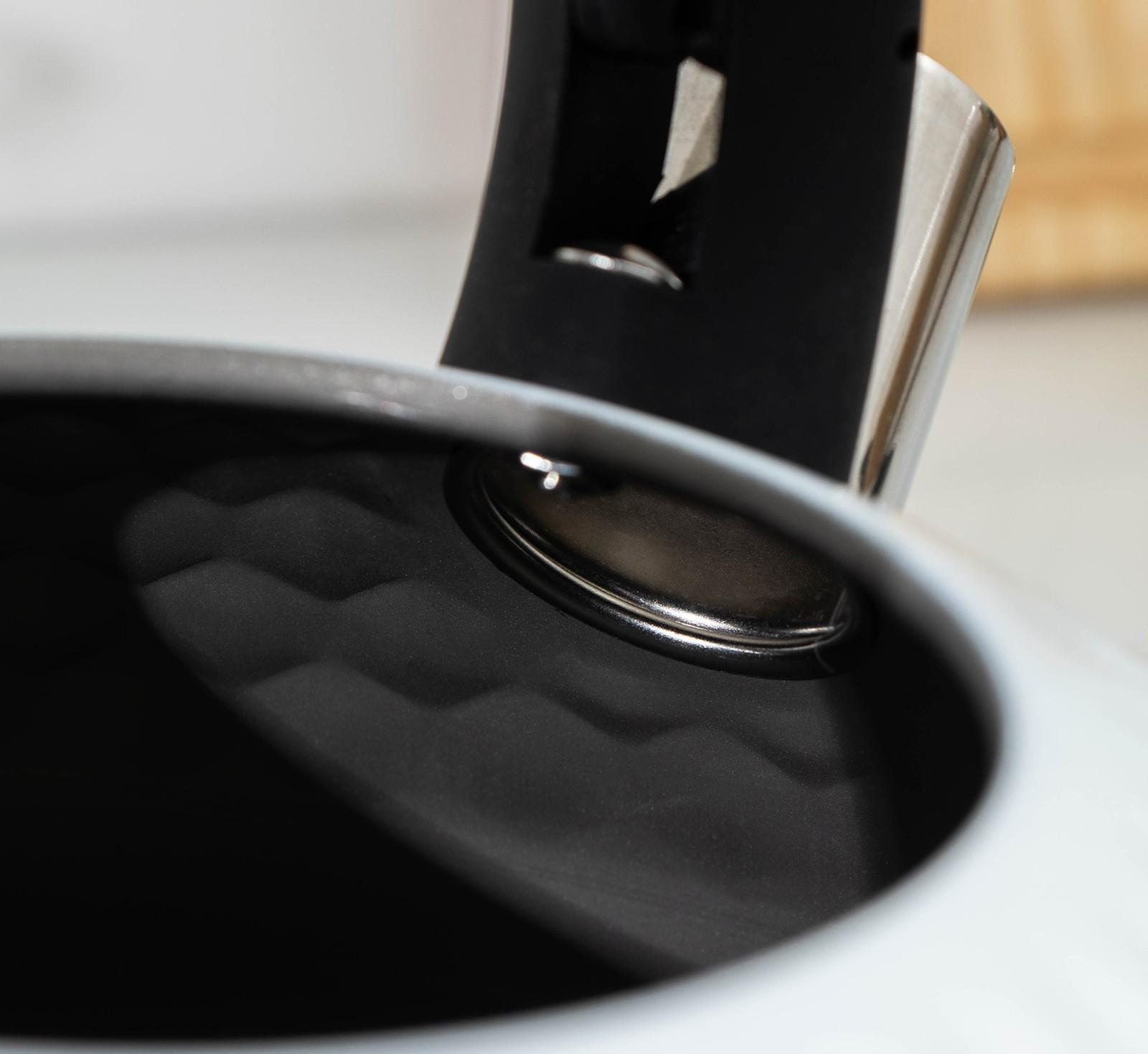 Чайник со свистком из нержавеющей стали Magistro Glow, 3 л, индукция, ручка soft-touch, цвет белый