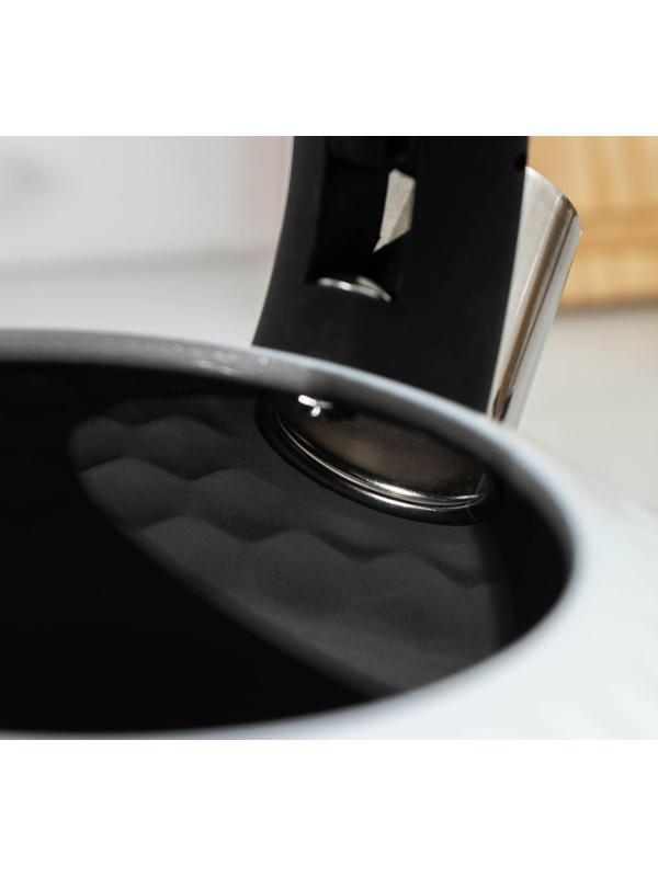 Чайник со свистком из нержавеющей стали Magistro Glow, 3 л, индукция, ручка soft-touch, цвет белый