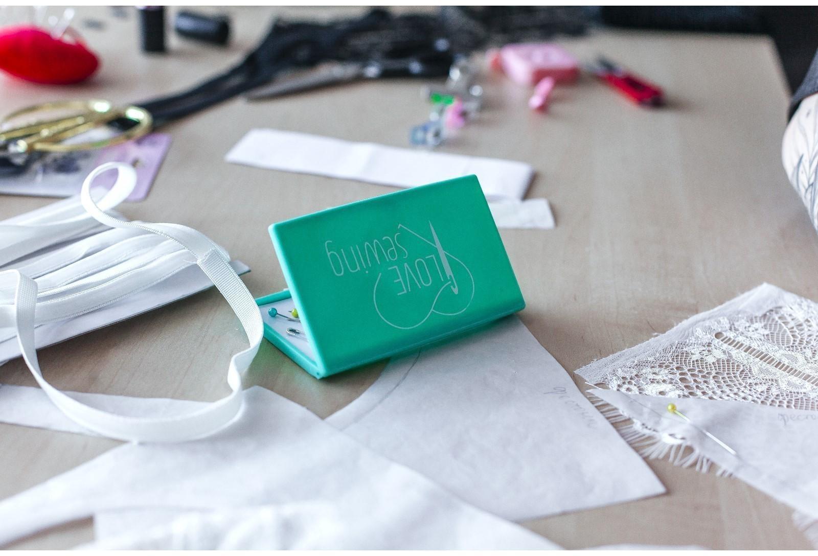 Игольница магнитная, 11 × 6,5 см, надпись МИКС, цвет бирюзовый