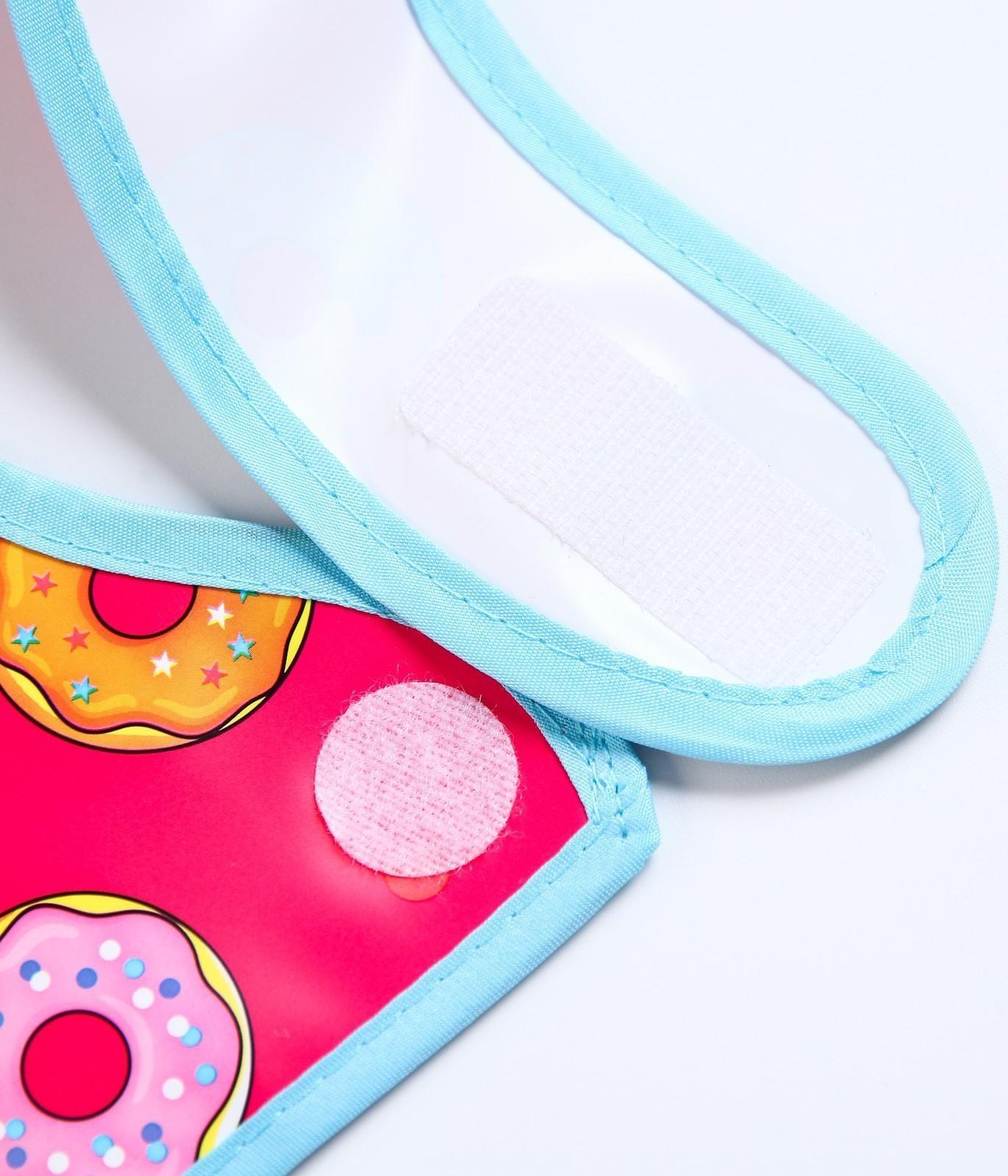 Нагрудник для кормления «Пончики» непромокаемый на липучке, с карманом