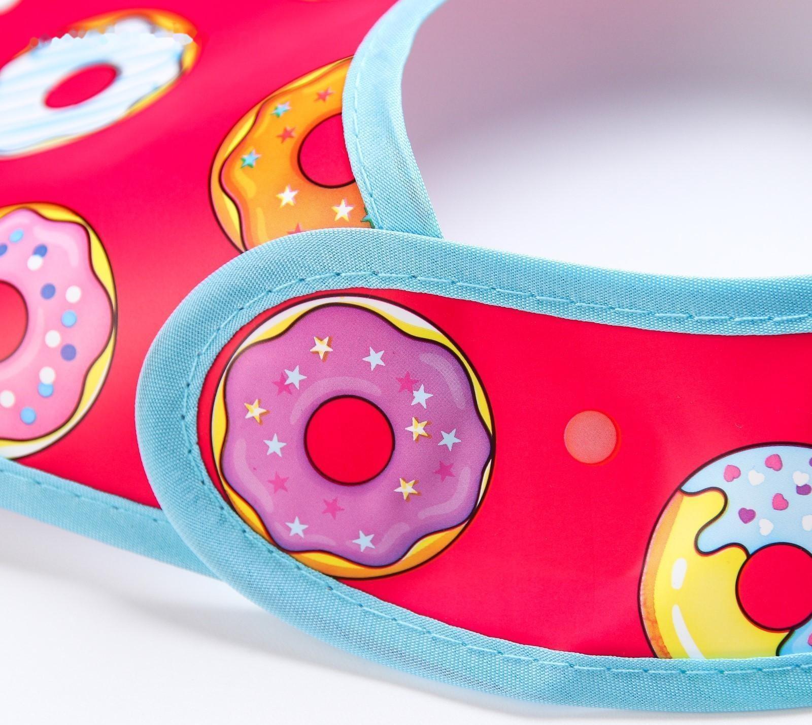 Нагрудник для кормления «Пончики» непромокаемый на липучке, с карманом