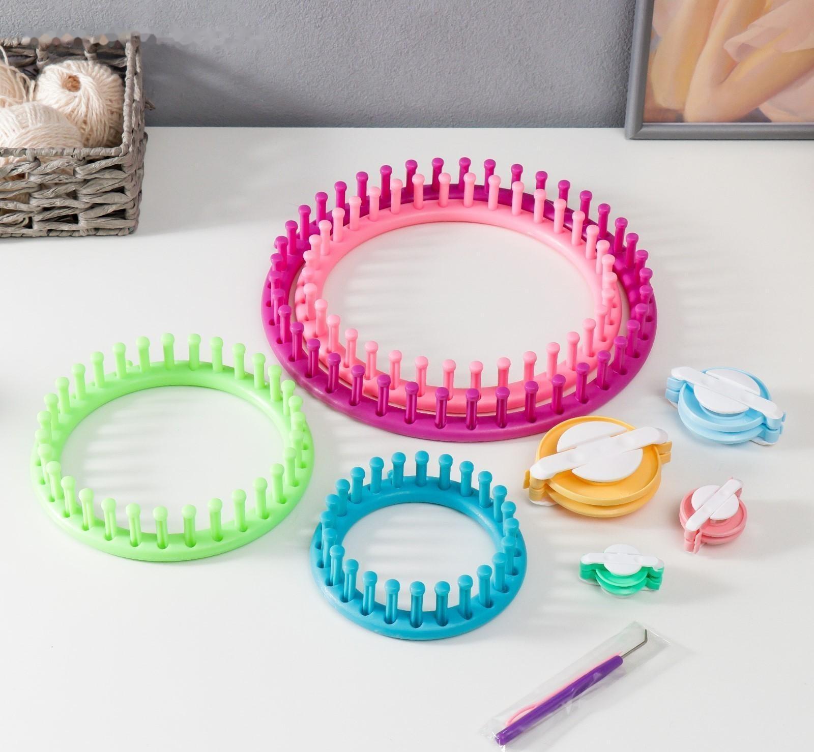 Набор устройств для вязания 4 шт d=13, 18, 23 и 28 см+4 инструмента д/изготовления помпонов   741258