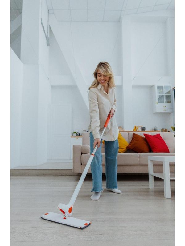 Швабра с отжимом и водосгоном Raccoon, 2 насадки из микрофибры 39×12 см, стальная ручка 130 см