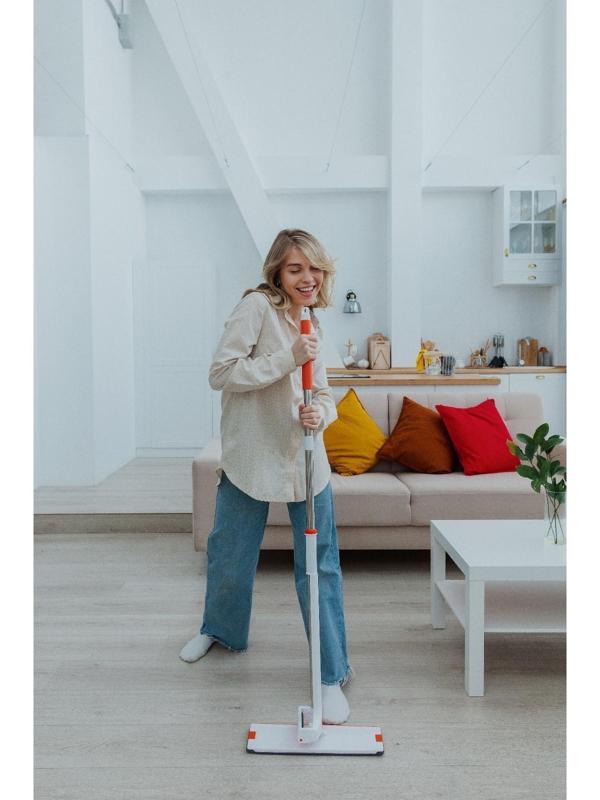 Швабра с отжимом и водосгоном Raccoon, 2 насадки из микрофибры 39×12 см, стальная ручка 130 см