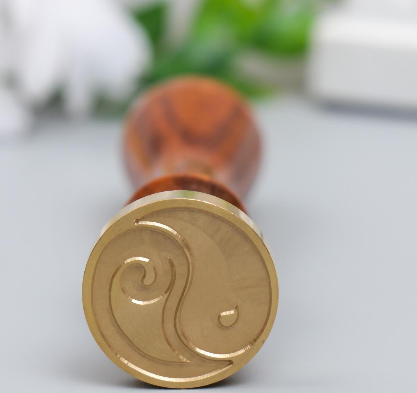 Печать для сургуча с деревянной ручкой 