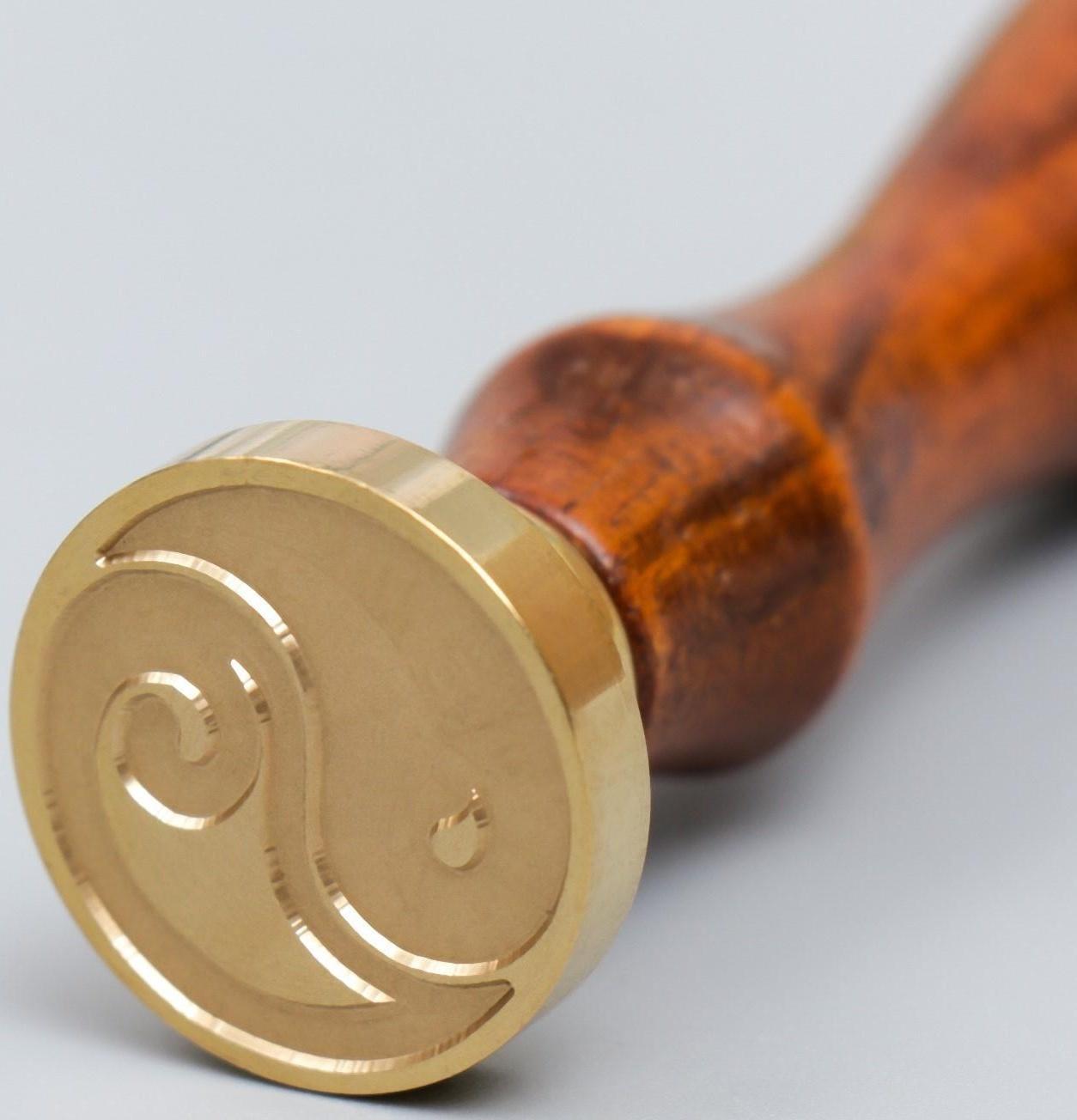 Печать для сургуча с деревянной ручкой 