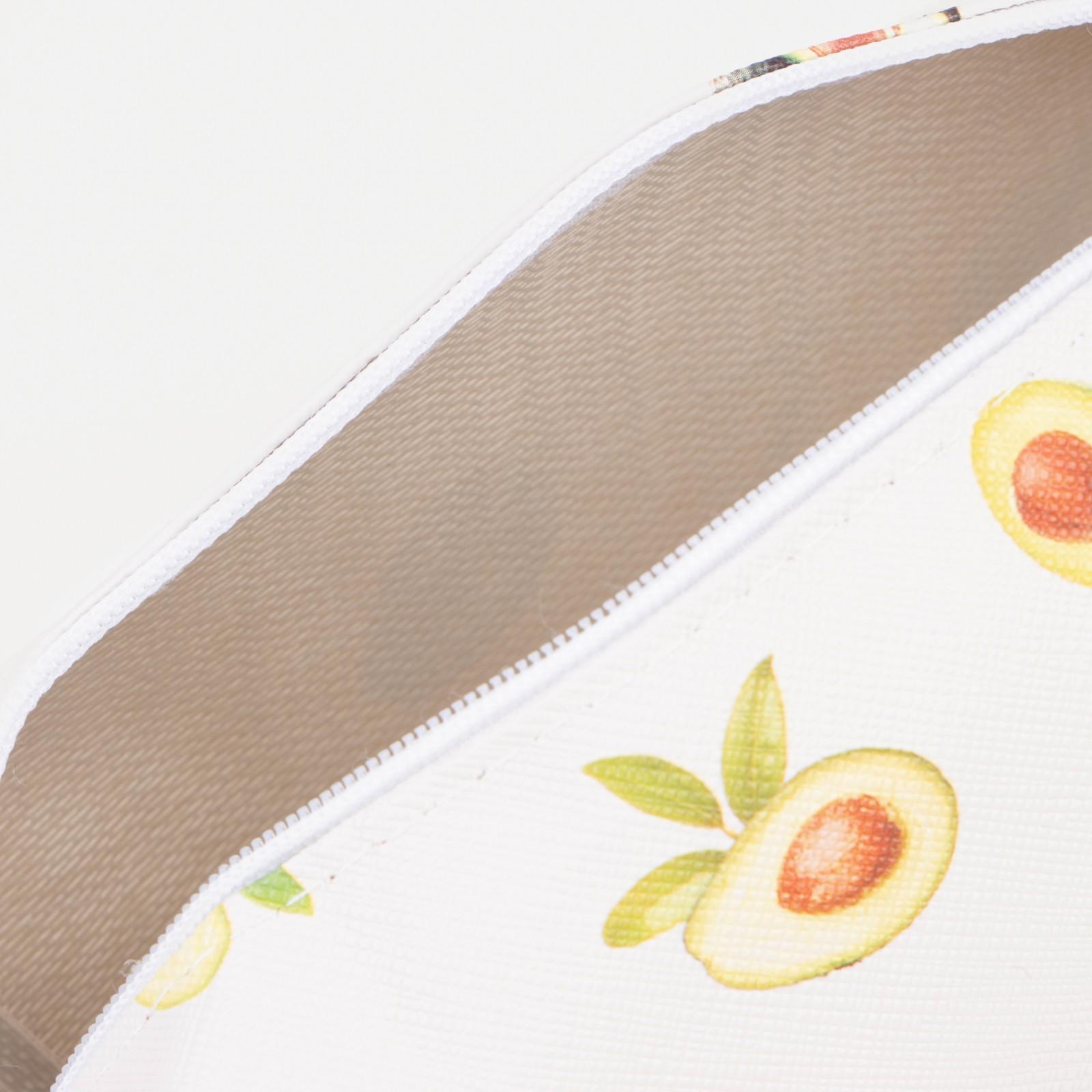 Косметичка на молнии, цвет белый