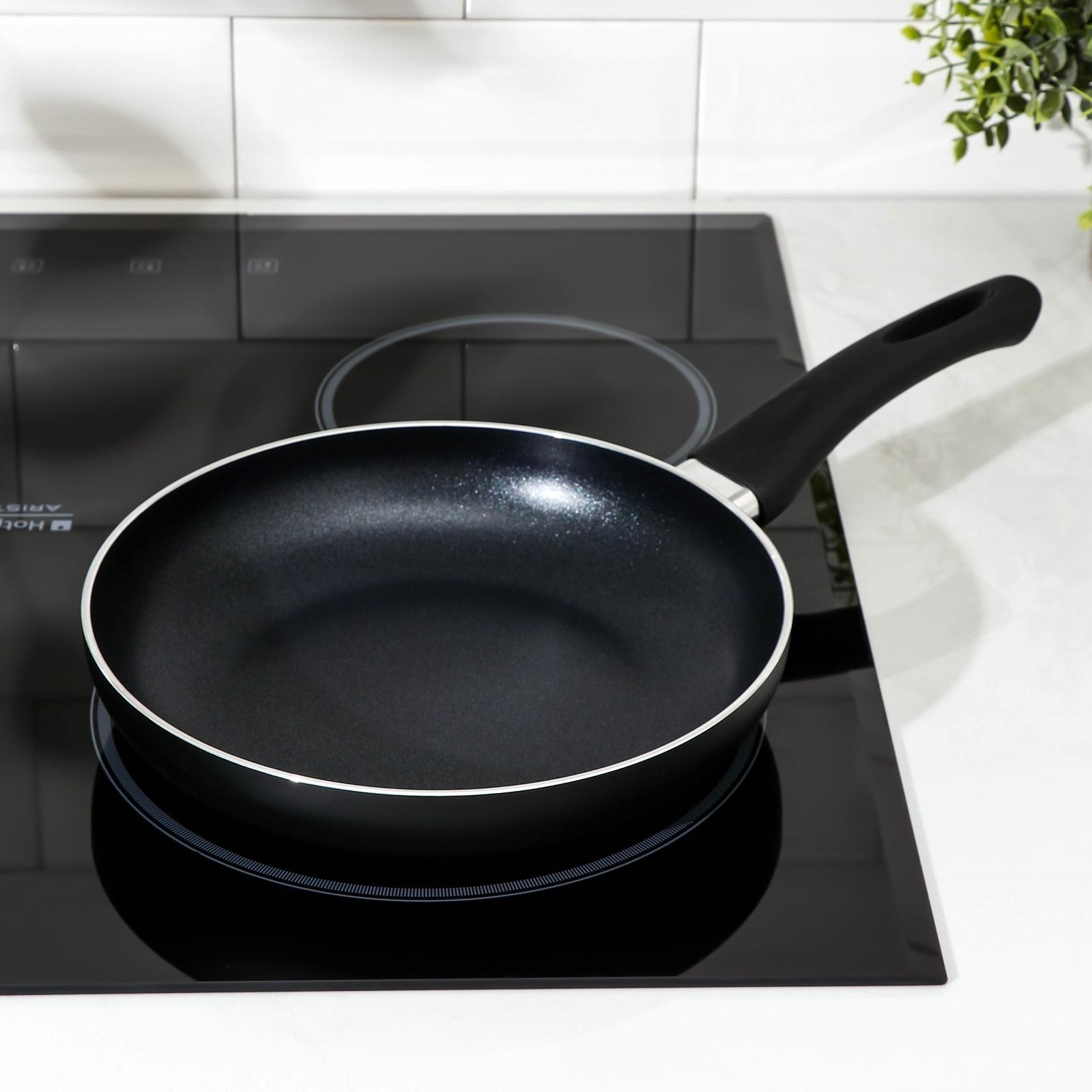 Сковорода Доляна Basic, d=22 см, пластиковая ручка, антипригарное покрытие, индукция, цвет чёрный