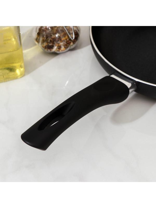 Сковорода Доляна Basic, d=22 см, пластиковая ручка, антипригарное покрытие, индукция, цвет чёрный