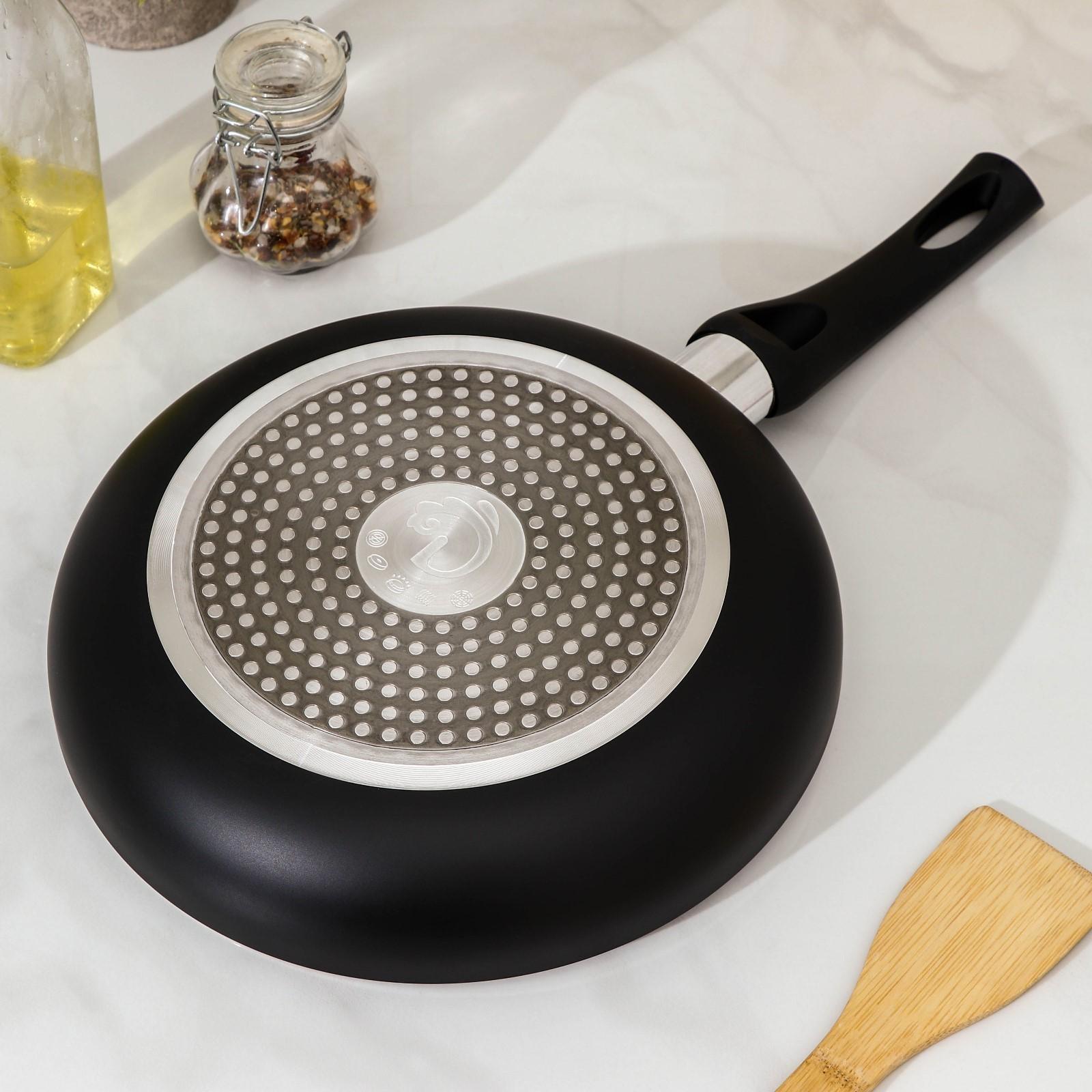 Сковорода Доляна Basic, d=24 см, пластиковая ручка, антипригарное покрытие, индукция, цвет чёрный