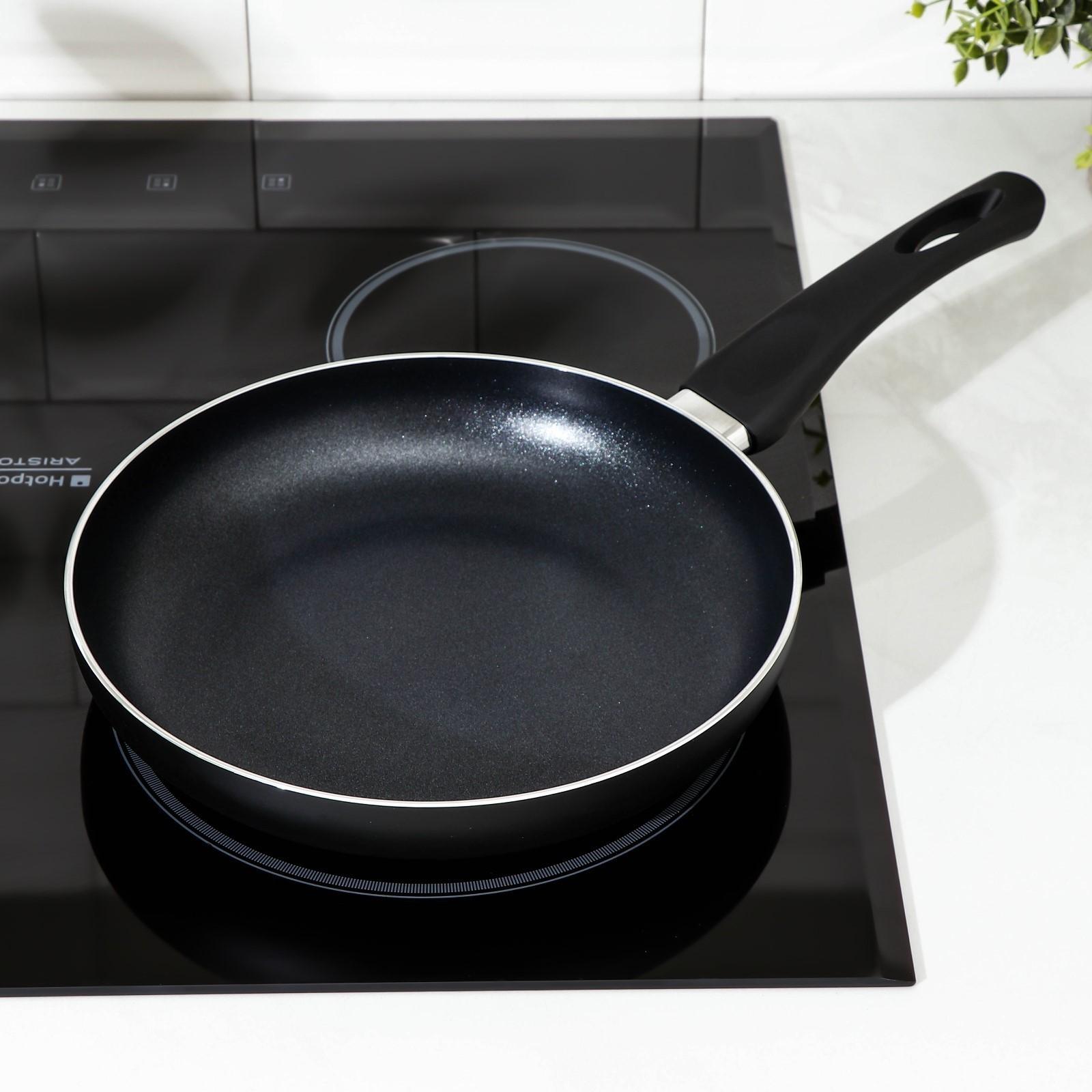 Сковорода Доляна Basic, d=24 см, пластиковая ручка, антипригарное покрытие, индукция, цвет чёрный