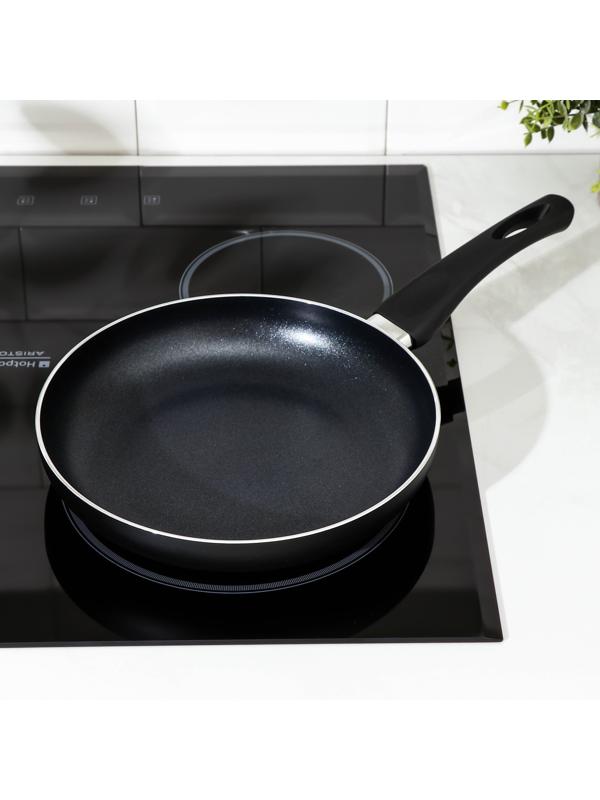 Сковорода Доляна Basic, d=24 см, пластиковая ручка, антипригарное покрытие, индукция, цвет чёрный