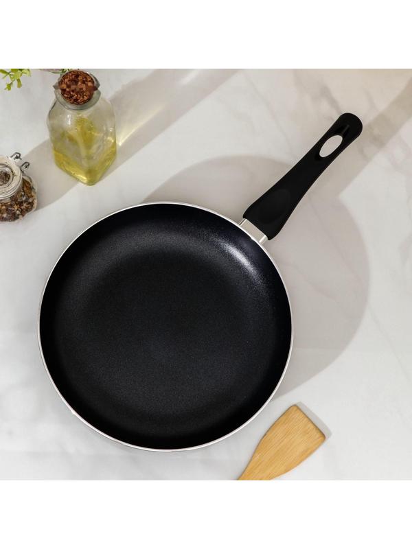 Сковорода Доляна Basic, d=26 см, пластиковая ручка, антипригарное покрытие, индукция, цвет чёрный