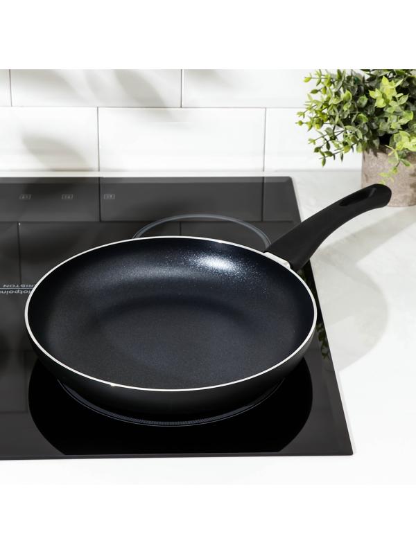 Сковорода Доляна Basic, d=26 см, пластиковая ручка, антипригарное покрытие, индукция, цвет чёрный