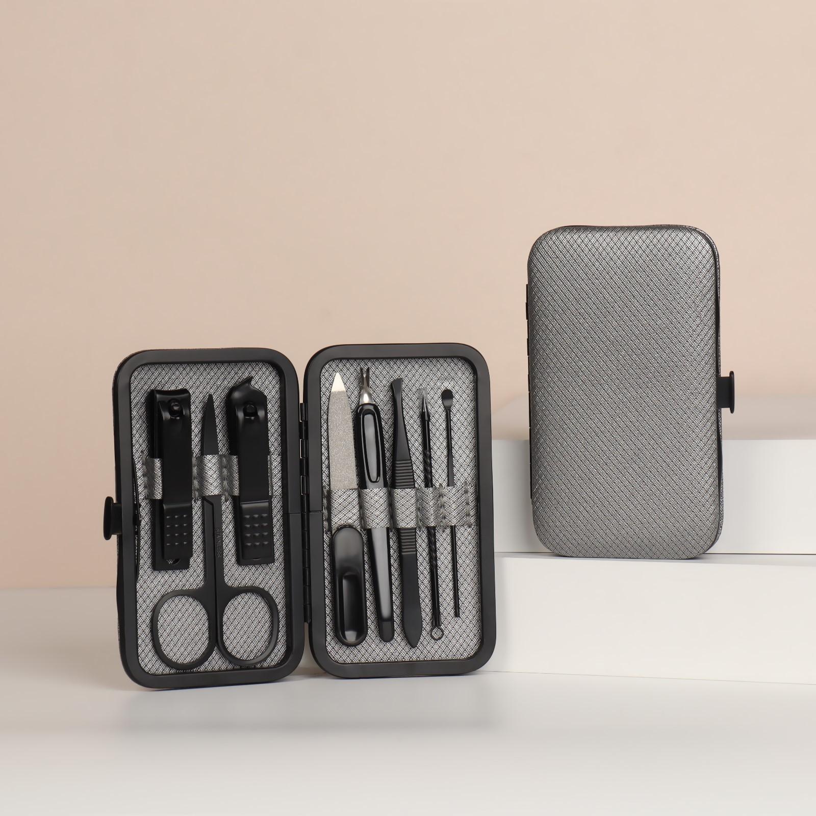 Набор маникюрный «Christian», 8 предметов, в футляре, цвет чёрный/серый