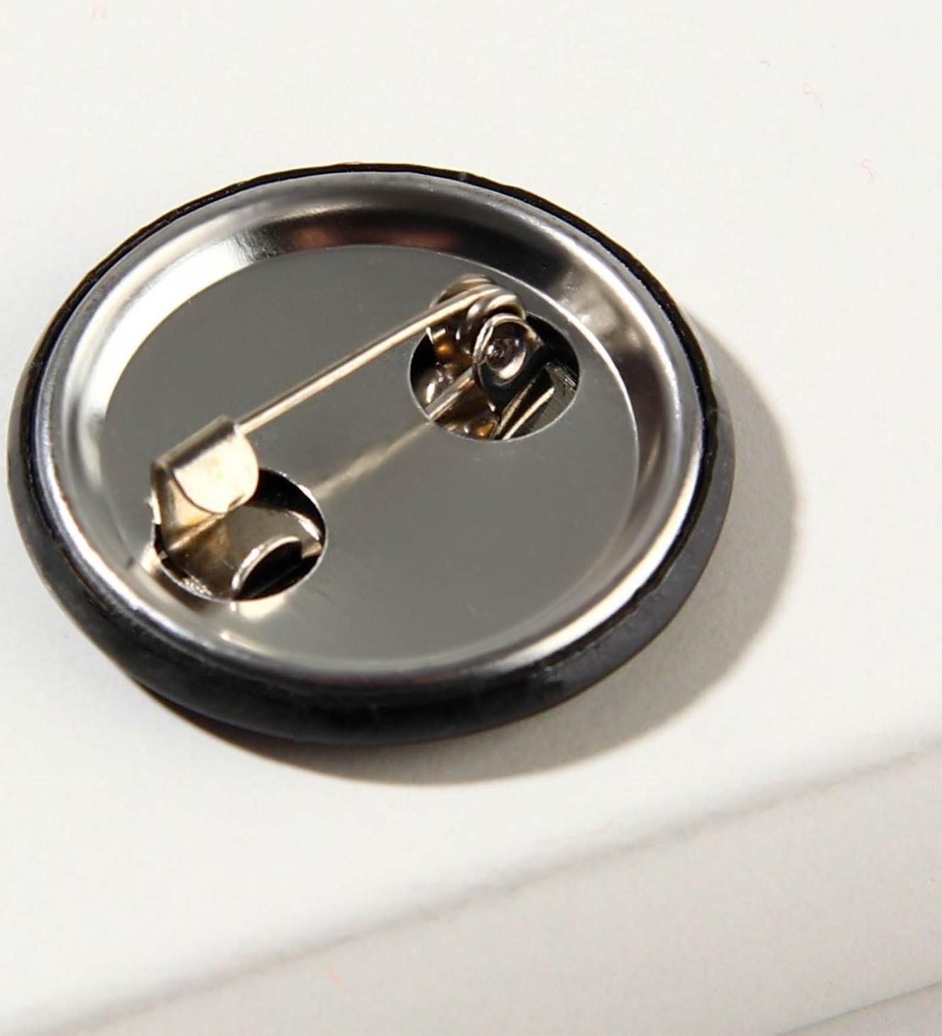 Резинка для волос и значок «Защищаю от нечисти», набор