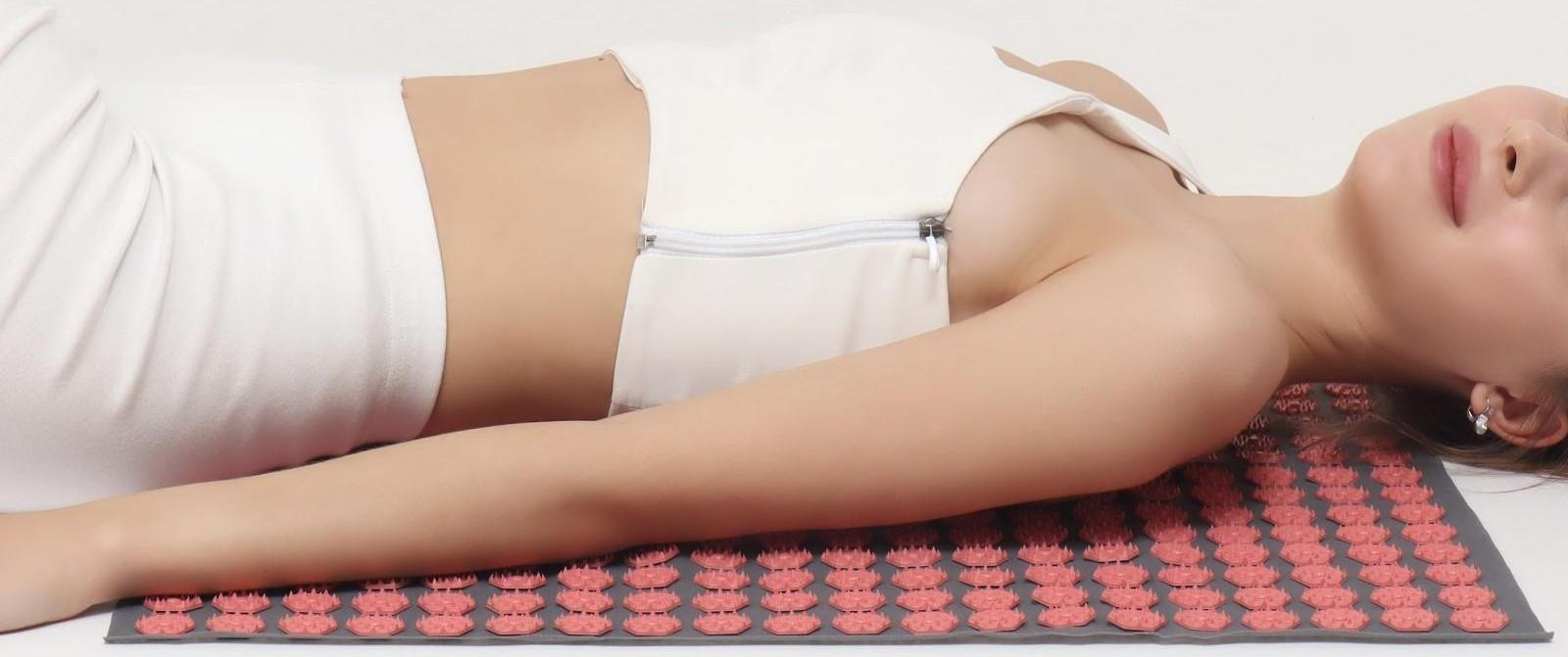 Ипликатор-коврик, основа спанбонд, 360 модулей, 56 × 62 см, цвет тёмно-серый/розовый