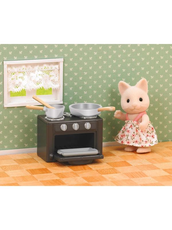 Дочка Котенок на кухне