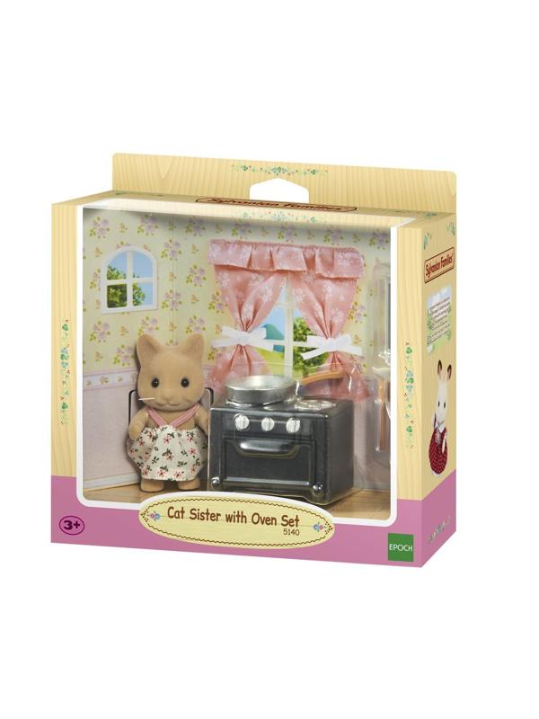 Дочка Котенок на кухне